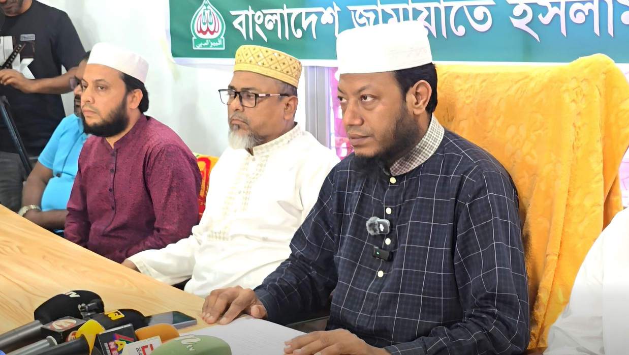 কুষ্টিয়া শহরের মোল্লাতেঘরিয়া এলাকায় জেলা জামায়াতের কার্যালয়ে আয়োজিত সংবাদ সম্মেলনে কুষ্টিয়া-৩ (সদর) আসনের সংসদ সদস্য আমির হামজা।