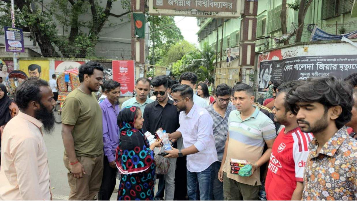 অসহায়, দুস্থ ও শ্রমজীবী মানুষের মধ্যে খাবার ও বিশুদ্ধ পানি বিতরণ করেছে জগন্নাথ বিশ্ববিদ্যালয় (জবি) ছাত্রদল।