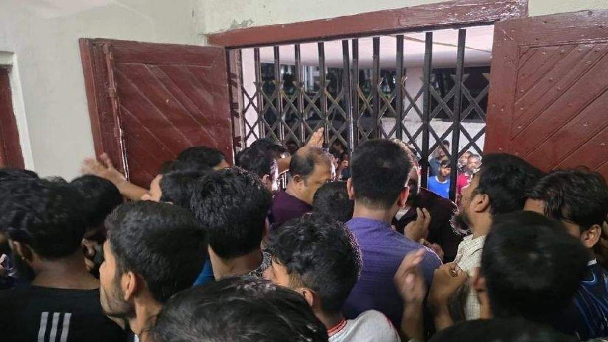 ঢাবির ফজলুল হক মুসলিম হলের প্রভোস্টের পদত্যাগের দাবিতে মধ্যরাতেও অবস্থান শিক্ষার্থীদের