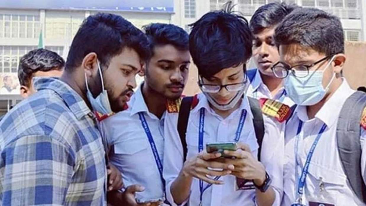 মোবাইলে পরীক্ষার ফল দেখছেন শিক্ষার্থীরা