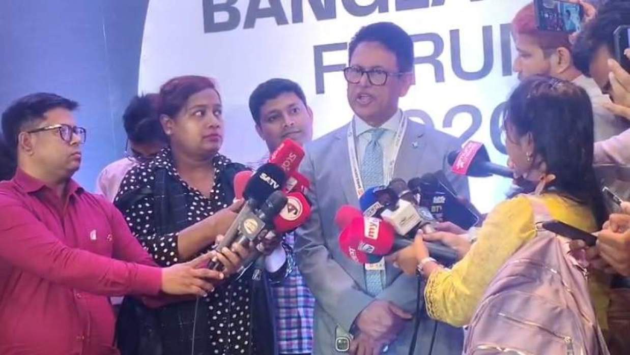সাংবাদিকদের সঙ্গে কথা বলছেন শিক্ষা এবং প্রাথমিক ও গণশিক্ষা মন্ত্রী ড. আ ন ম এহছানুল হক মিলন