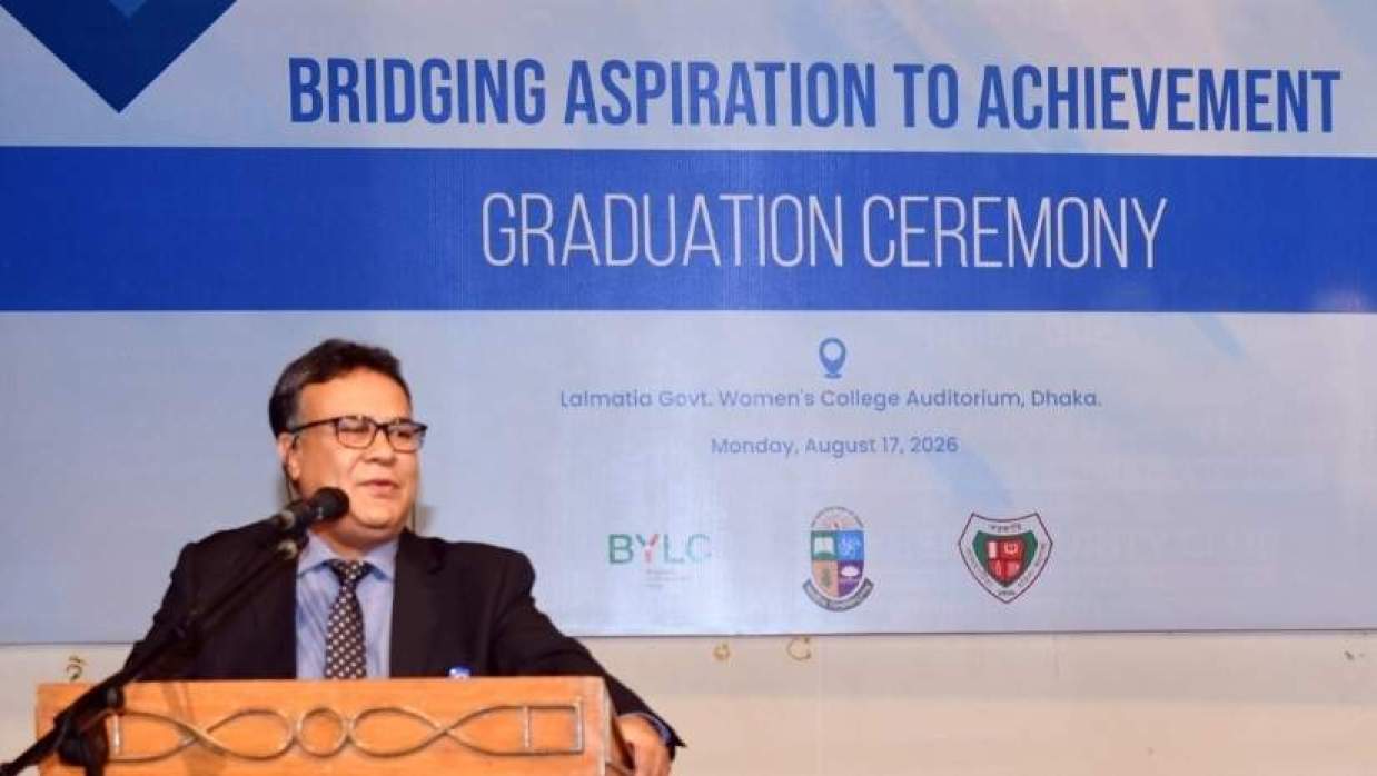 জাতীয় বিশ্ববিদ্যালয়ের ভাইস-চ্যান্সেলর প্রফেসর ড. এ এস এম আমানুল্লাহ কথা বলছেন