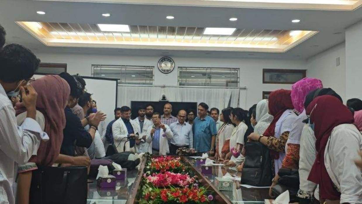 হাসপাতাল প্রশাসনের সঙ্গে ইন্টার্ন চিকিৎসকরা