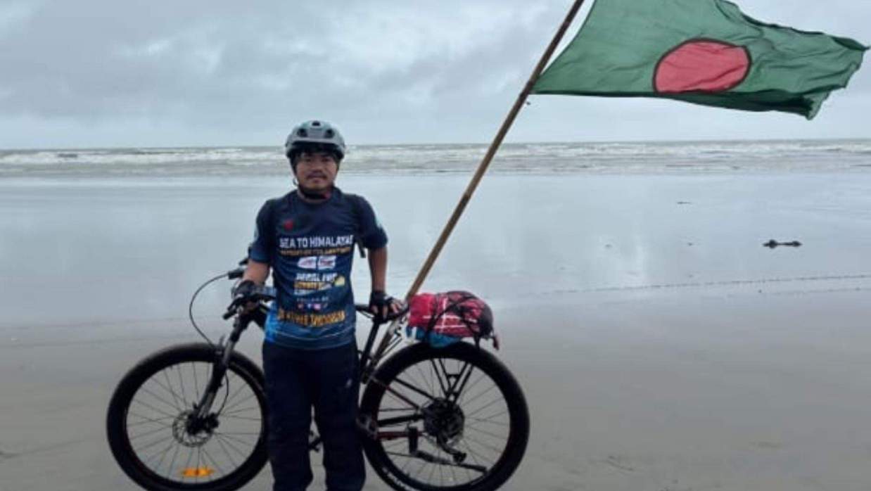 নেপালের উদ্দেশে যাত্রা শুরু করেছেন তরুণ অভিযাত্রী, সাইক্লিস্ট ও সমাজসেবক বীর কুমার তনচংগ্যা।