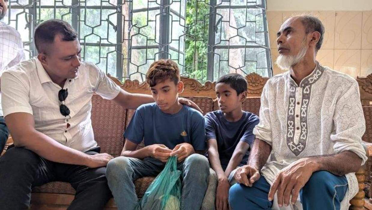শিশু দুটিকে উদ্ধার করে পরিবারের হাতে ফিরিয়ে দেন ছাত্রদল নেতা তারিক