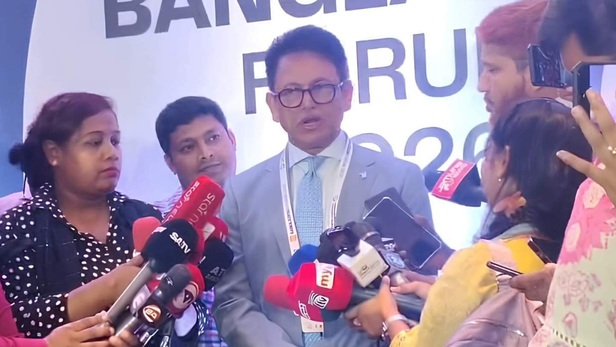 শিক্ষামন্ত্রী কথা বলছেন