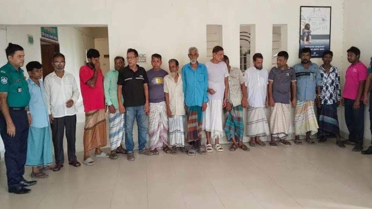 গাজীপুরের টঙ্গী এলাকায় বিএনপি নেতার বাড়িতে জুয়ার আসর থেকে ১৫ জনকে গ্রেপ্তার করেছে পুলিশ