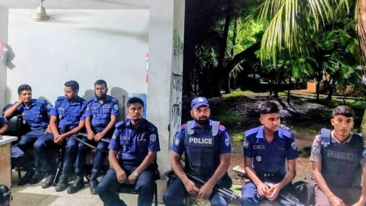  ক্যাম্পাসে আইনশৃঙ্খলা বাহিনীর সতর্ক অবস্থান 