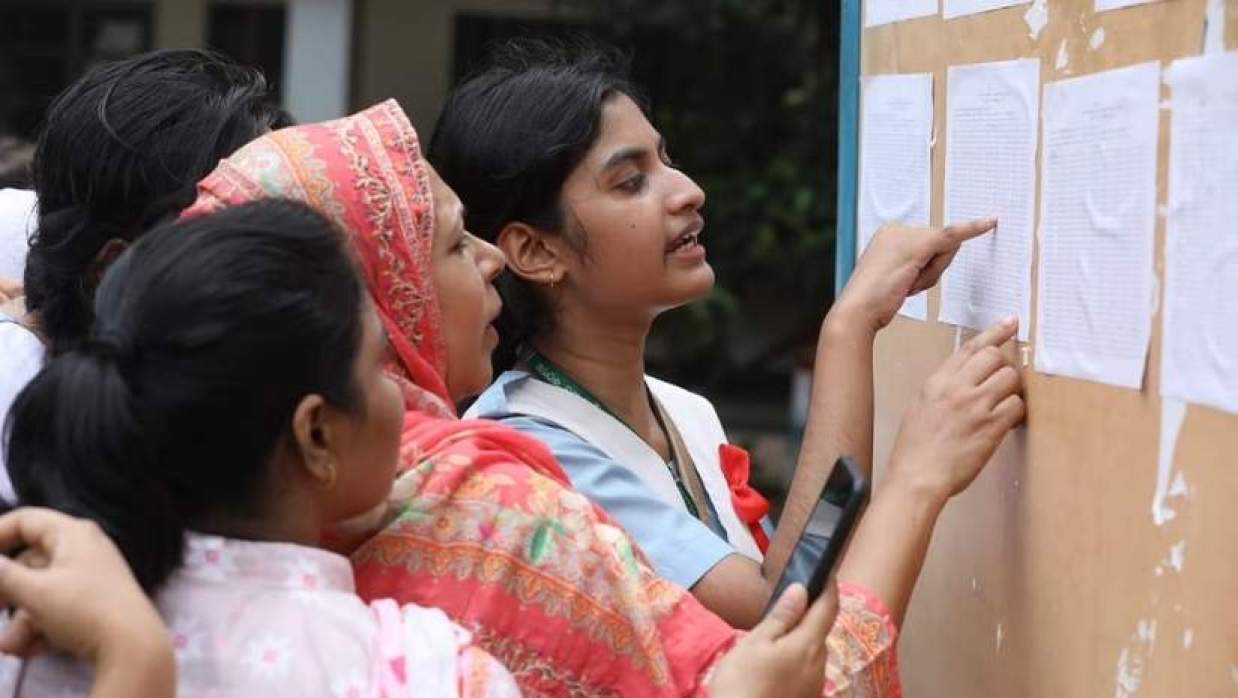 নোটিশ বোর্ড দেখছেন শিক্ষার্থী-অভিভাবকরা
