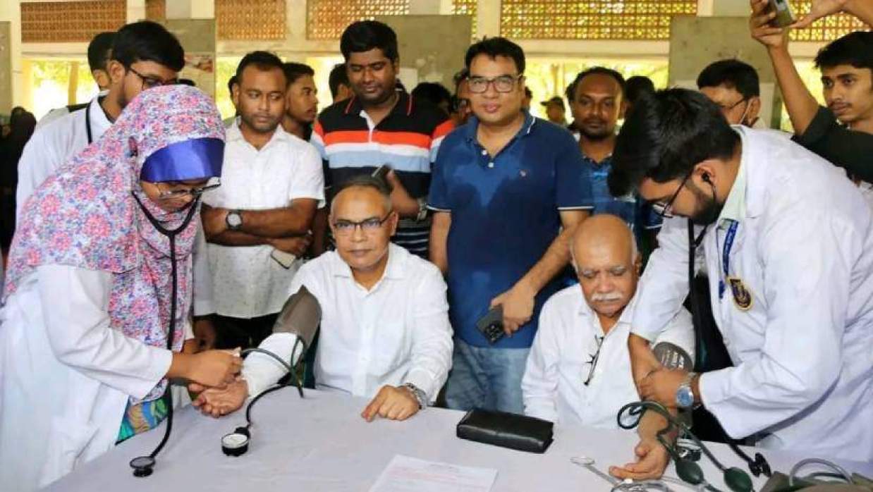 বিনামূল্যে স্বাস্থ্যসেবা ও রক্তদান ক্যাম্পেইনের উদ্বোধন করেন উপাচার্য অধ্যাপক ড. এ কে এম মতিনুর রহমান