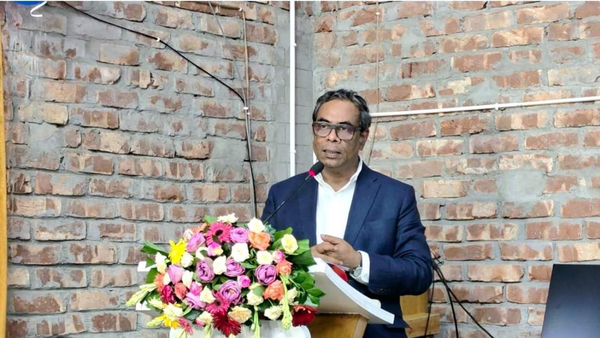 বক্তব্য রাখছেন ড. এম এ মুহিত