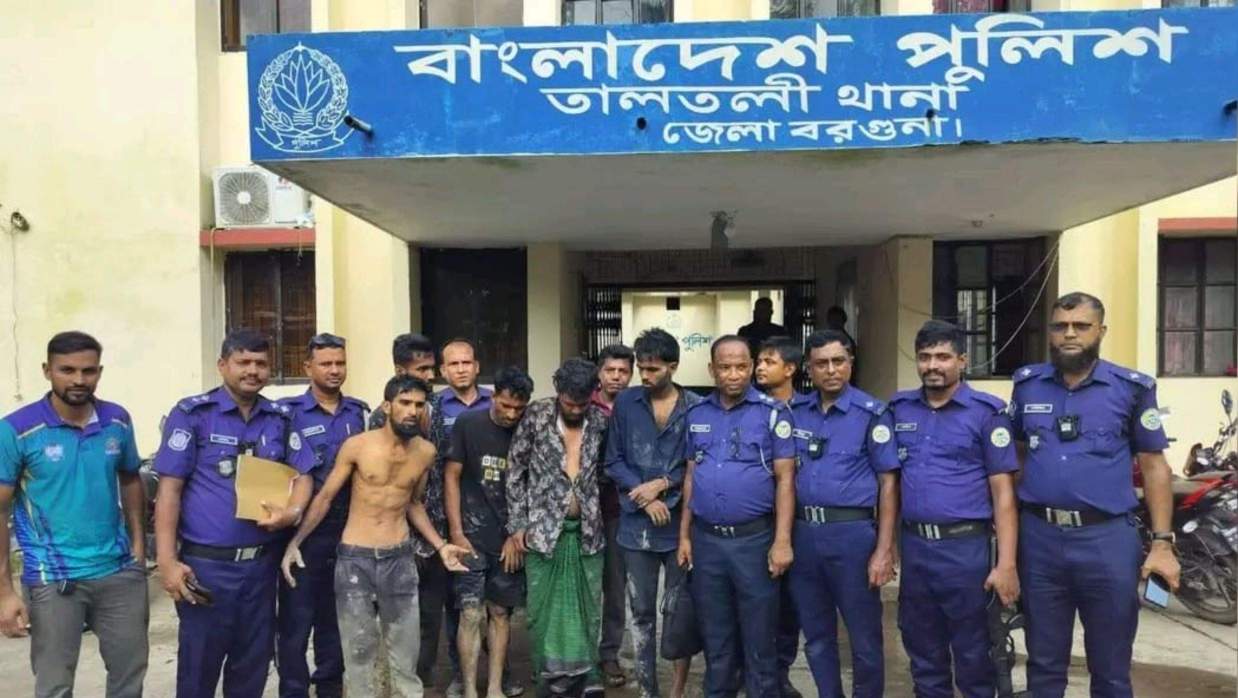 দেশীয় পিস্তল, চার রাউন্ড গুলি ও একটি ম্যাগাজিনসহ পাঁচজনকে আটক