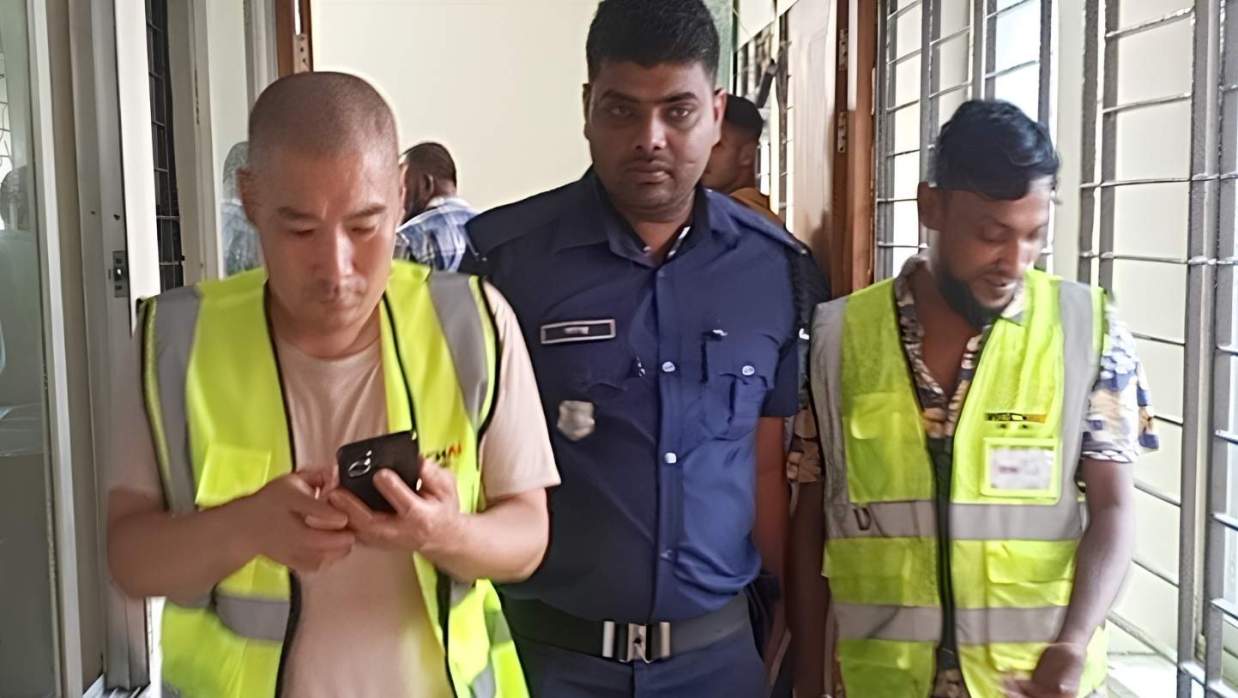 অ্যাকাউন্ট হ্যাক করে টাকা লোপাট, চীনা নাগরিকসহ দুইজন আটক