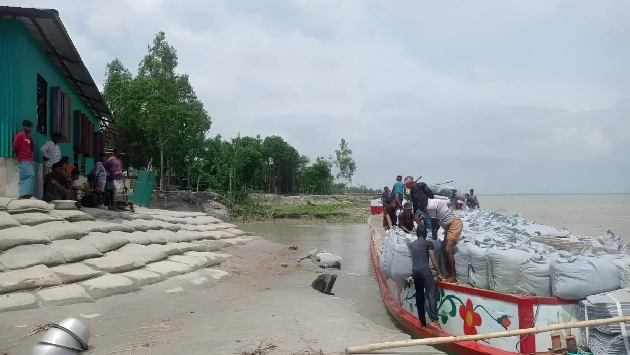 বিদ্যালয়টি নদীগর্ভে বিলীন হওয়ার খবর শুনে বুধবার (১৯ আগস্ট) সকালে পানি উন্নয়ন বোর্ড জিও ব্যাগ ফেলার কাজ শুরু করে।