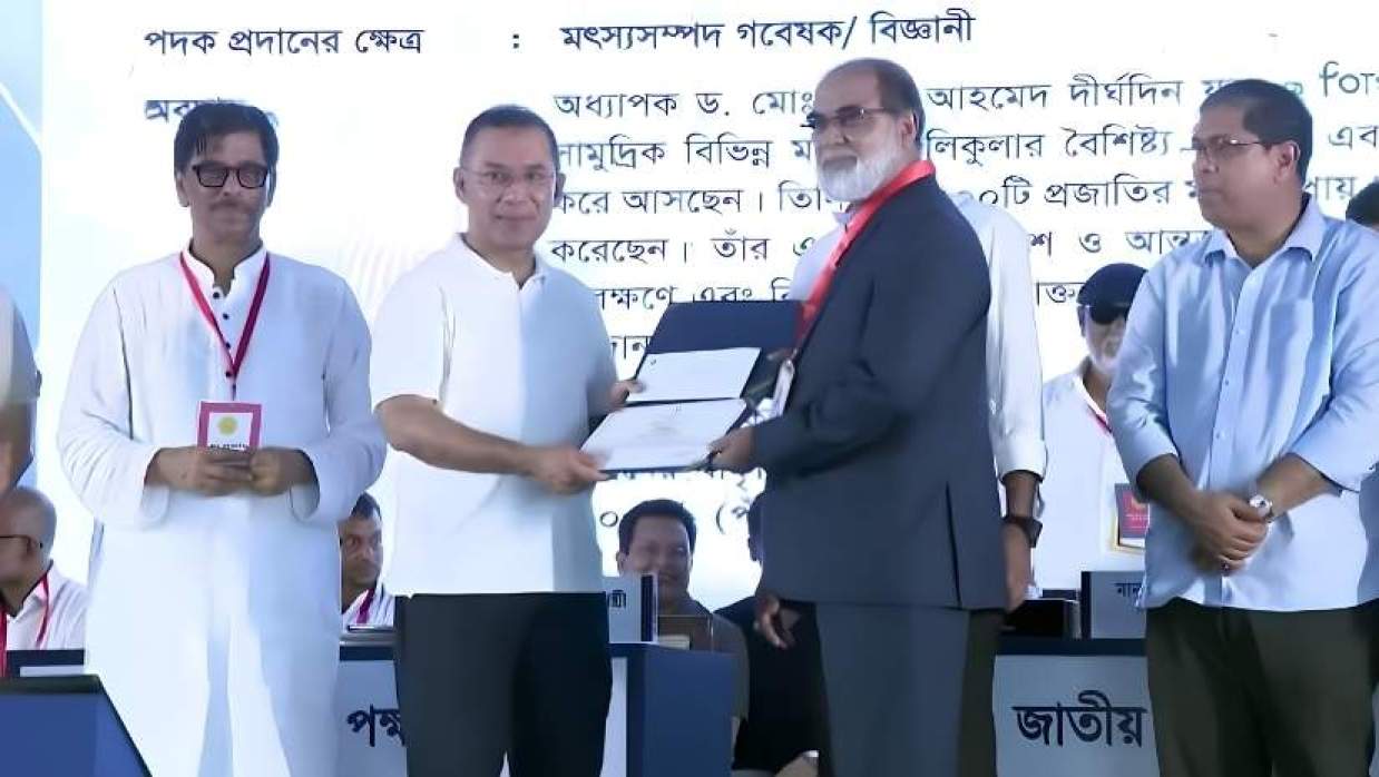 প্রধানমন্ত্রী কর্তৃক স্বর্ণপদক গ্রহণ করছেন রফিকুল ইসলাম সরদার
