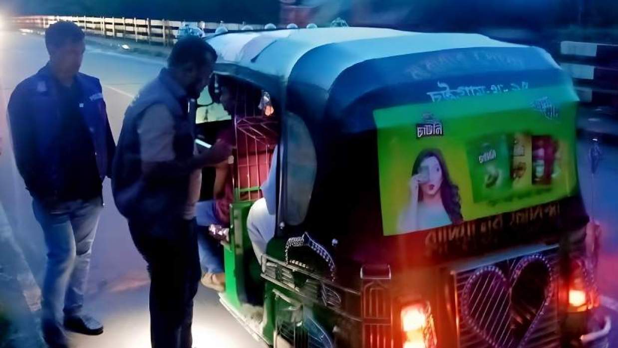 মাদক বিরোধী বিশেষ অভিযানে পুলিশের গাড়ি তল্লাশি 
