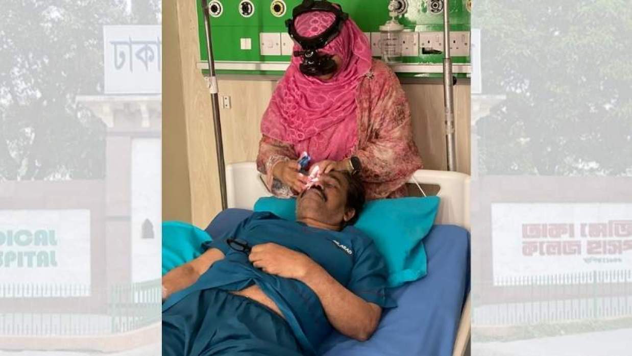 ঢামেক হাসপাতালের অধ্যাপক ডা. মো. আসাদুর রহমানের চোখের আঘাত গুরুতর বলে জানিয়েছেন চিকিৎসকরা