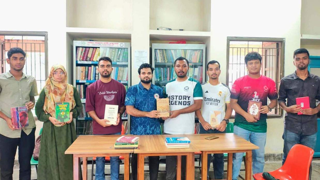 সামাজিক সংগঠন ‘ইচ্ছা’ পরিচালিত শহীদ আজাদ-রুমী গ্রন্থাগারে বই উপহার দিচ্ছেন জাকসুর সাহিত্য ও প্রকাশনা সম্পাদক জাহিদুল ইসলাম বাপ্পি।