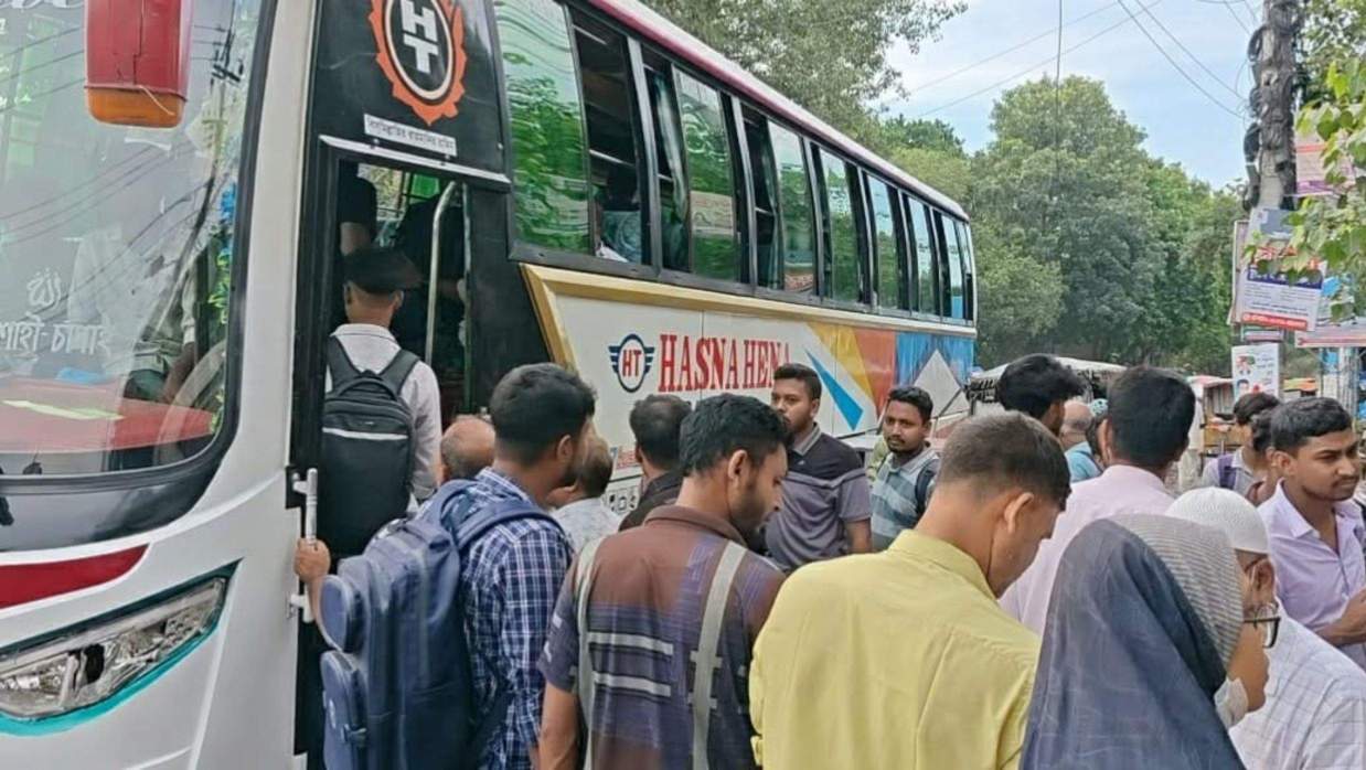 ৯ ঘন্টা পর যান চলাচল স্বাভাবিক হলে বাসে উঠছেন যাত্রীরা।