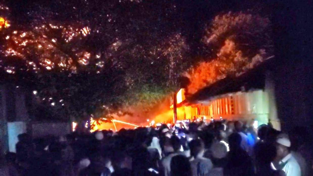 ভোলার দৌলতখানে তেলের গোডাউনে ভয়াবহ অগ্নিকাণ্ড