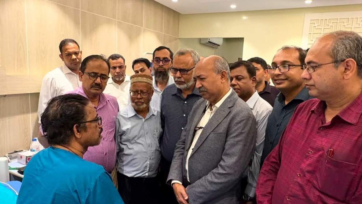 ঢামেকের আহত চিকিৎসককে দেখতে গিয়েছেন স্বাস্থ্য অধিদপ্তরের মহাপরিচালক