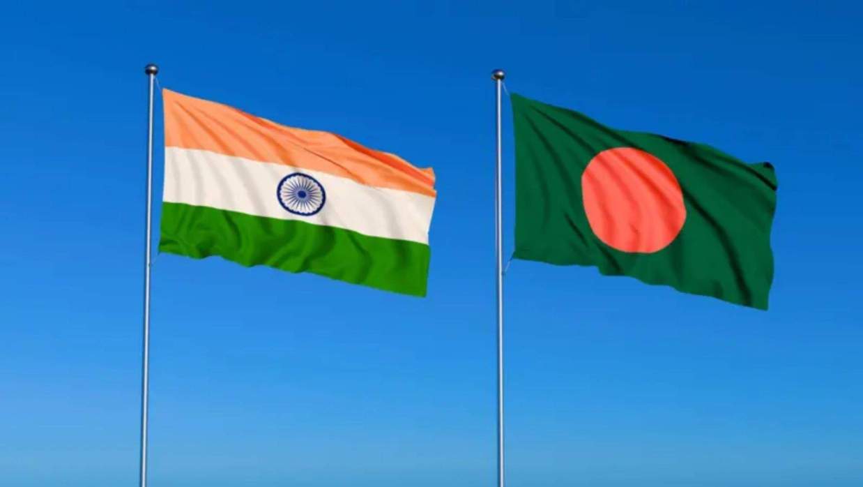 বাংলাদেশ ও ভারতের জাতীয় পতাকা। 