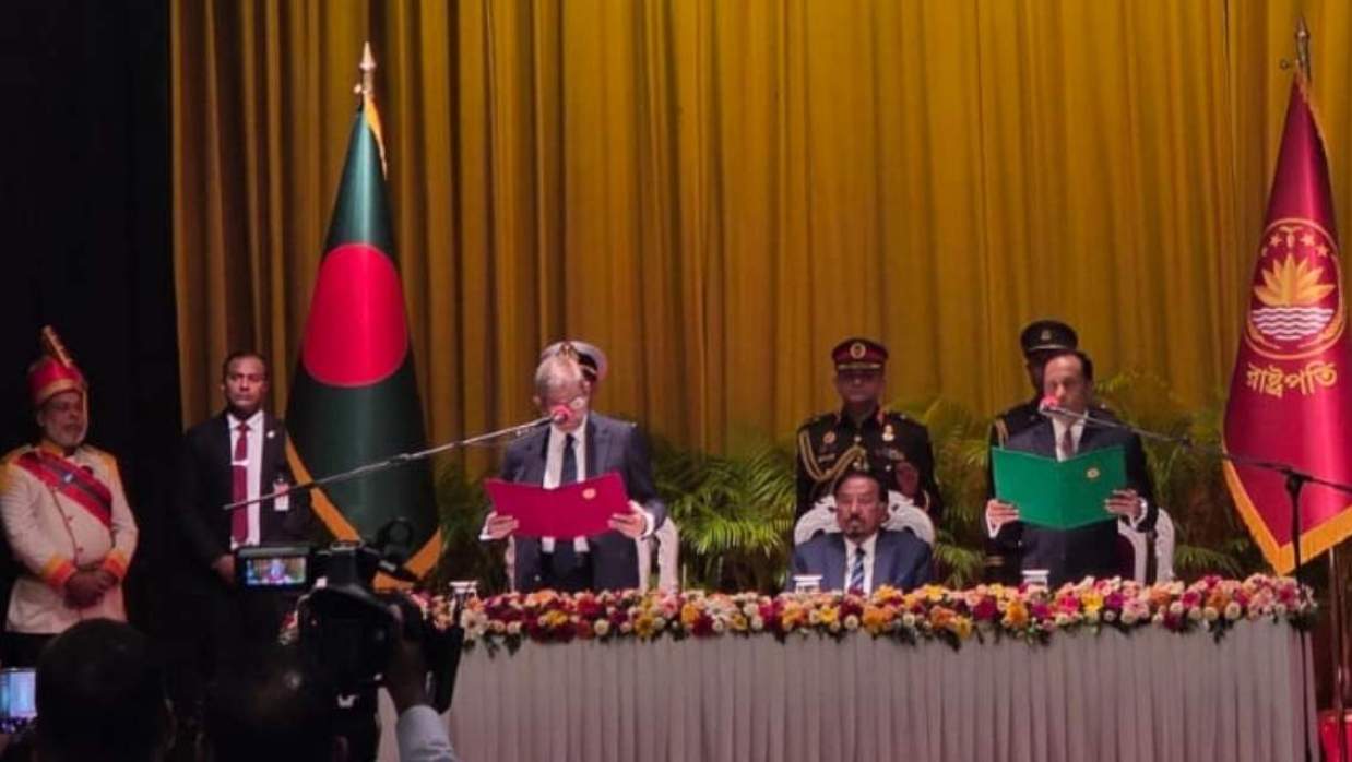 শপথ নিচ্ছেন মির্জা ফখরুল ইসলাম আলমগীর, পাঠ করাচ্ছেন ডেপুটি স্পিকার