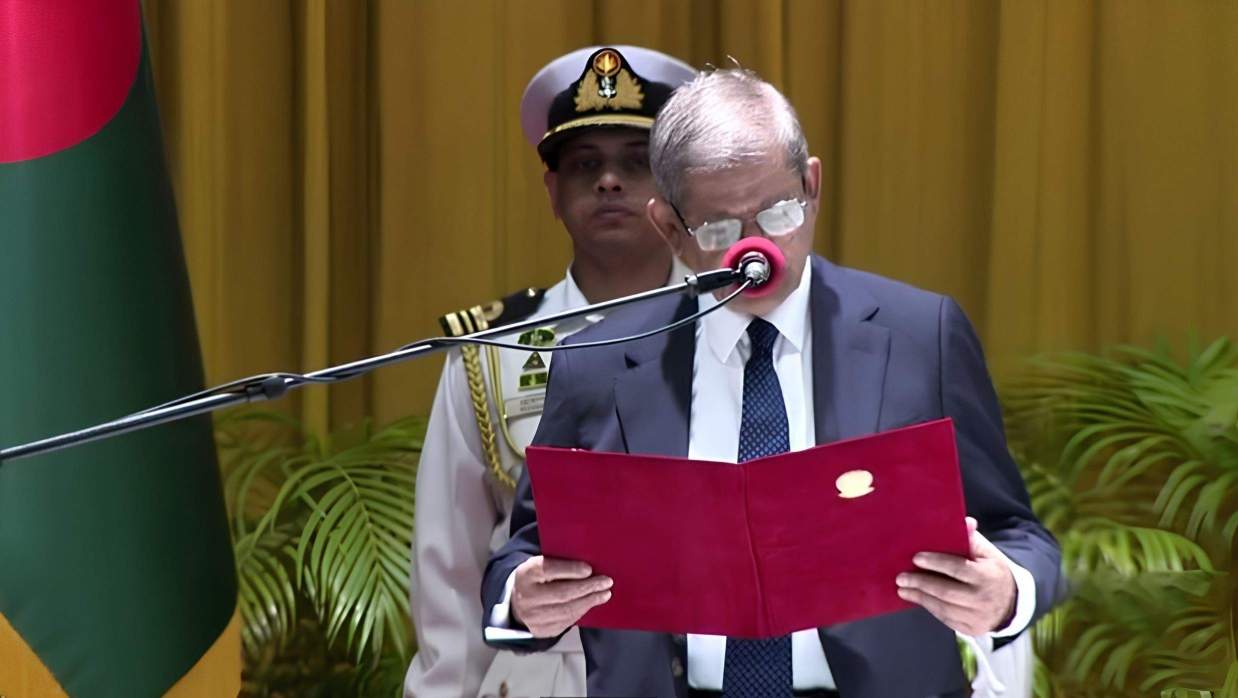 রাষ্ট্রপতি হিসেবে শপথ নিচ্ছেন মির্জা ফখরুল ইসলাম আলমগীর।