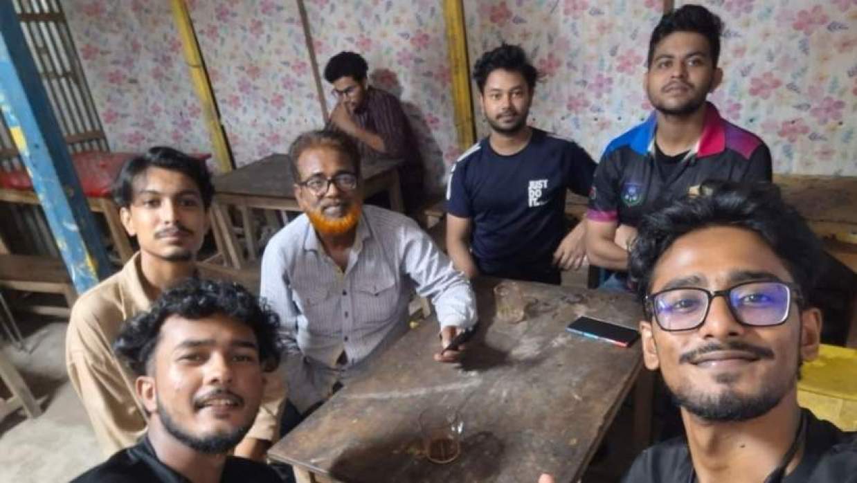  রিকশা চালকের সঙ্গে ল্যাপটপ হারানো শিক্ষার্থী ও তার বন্ধুরা 