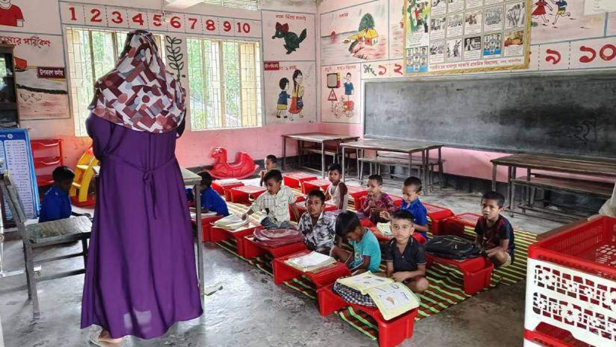 শ্রেণিকক্ষে পাঠদান করা হচ্ছে