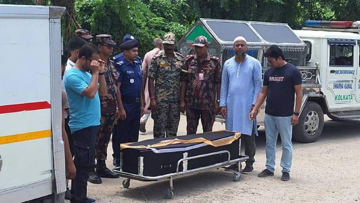 শনিবার দুপুর সাড়ে ১২টার দিকে ভোমরা স্থলবন্দর দিয়ে সাজুর মরদেহ বাংলাদেশে পৌঁছায়