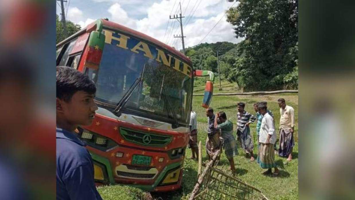 নিয়ন্ত্রণ হারিয়ে খাদে পড়ে যাওয়া বাস