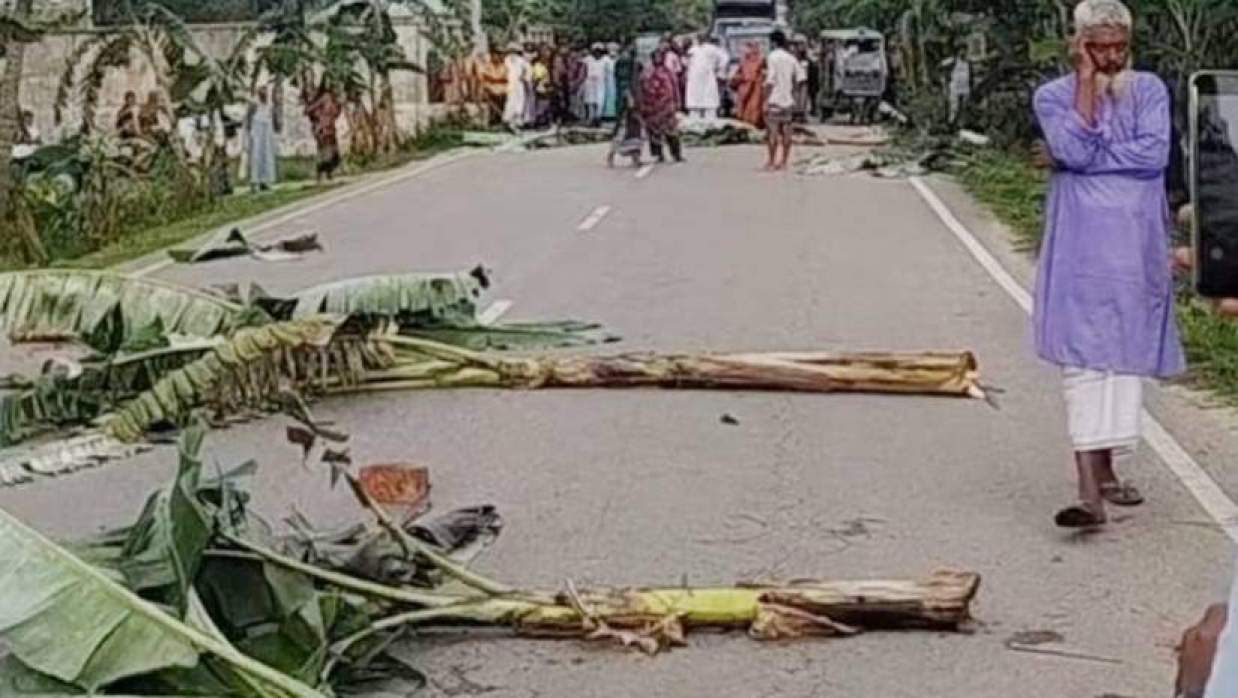 ঈশ্বরগঞ্জ উপজেলায় সড়কে কলাগাছ ফেলে যানবাহন চলা বাধা সৃষ্টি করা