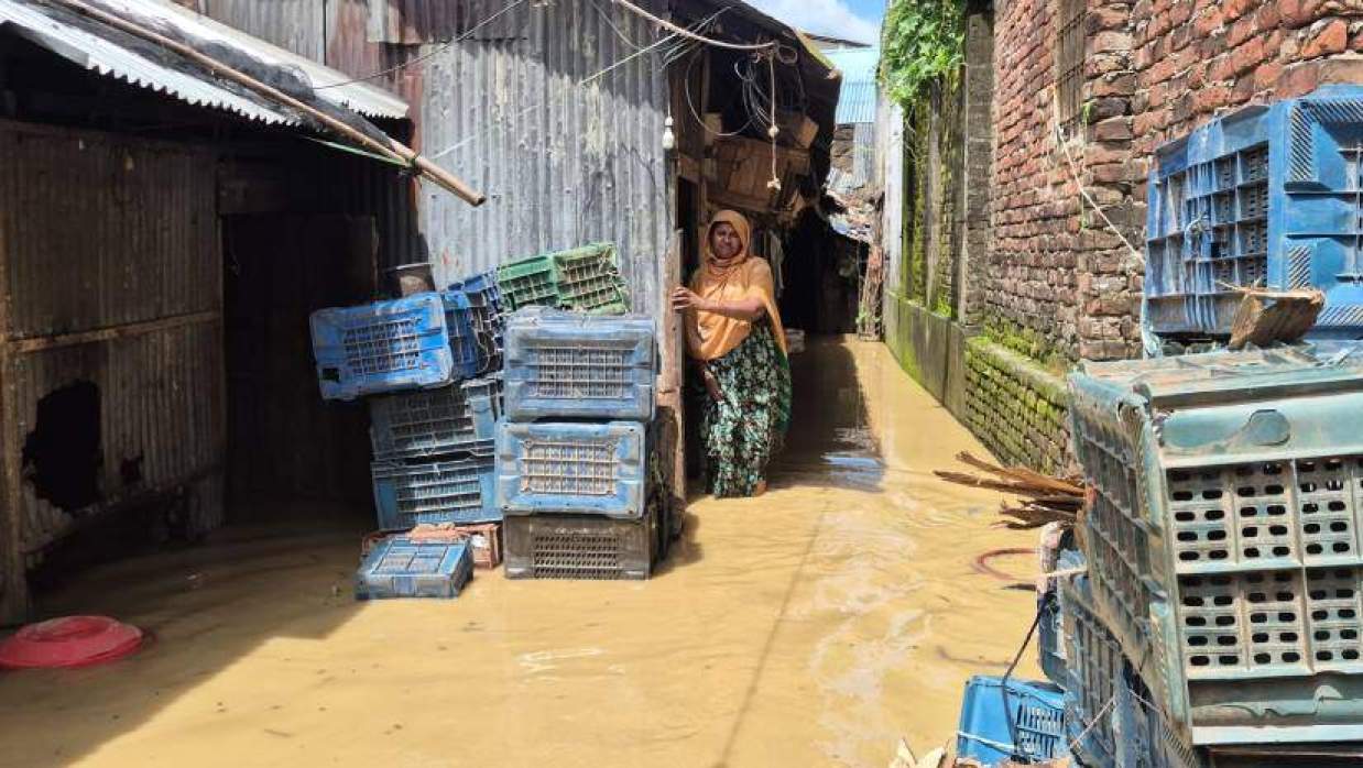 ভারী বৃষ্টিতে পানিবন্দি একটি পরিবার