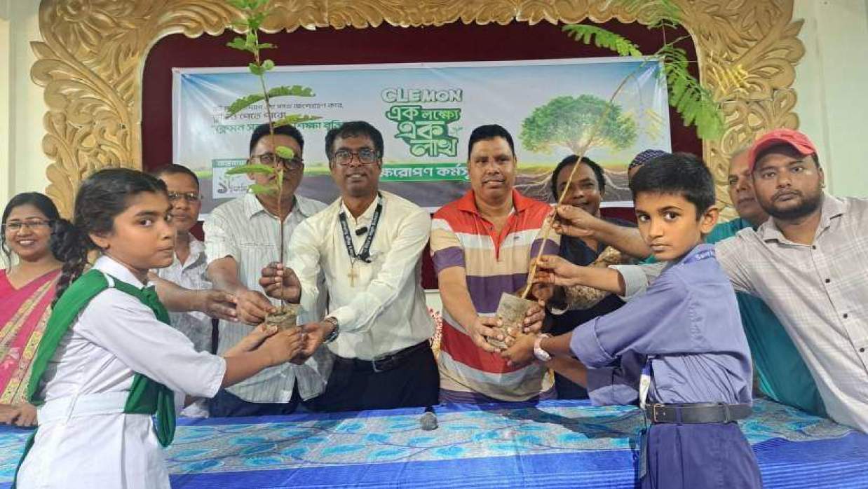 দুই শিক্ষার্থীর হাতে তুলে দেওয়া হচ্ছে গাছের চারা