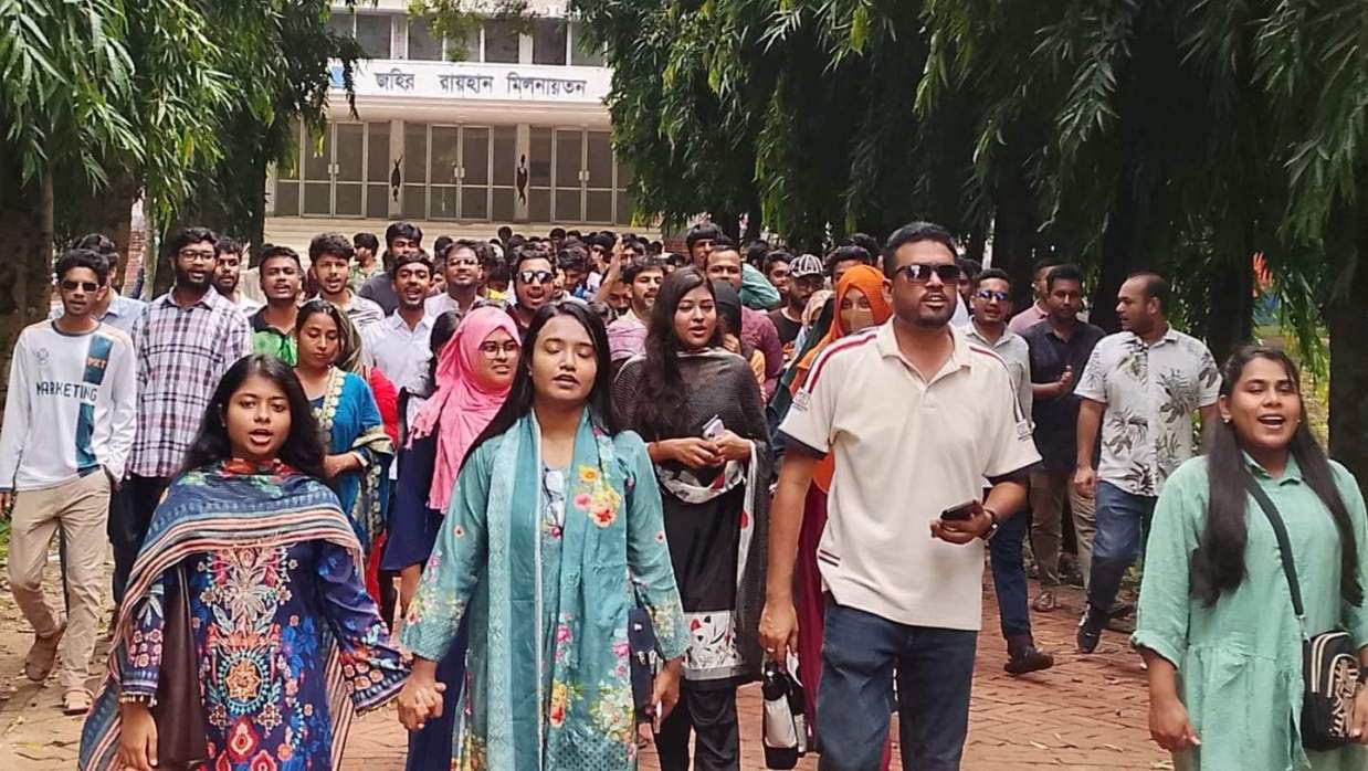 সরকারের ১৮০ দিন পূর্তি ও ফখরুল-রিজভীকে শুভেচ্ছা জানিয়ে জাবি ছাত্রদলের মিছিল