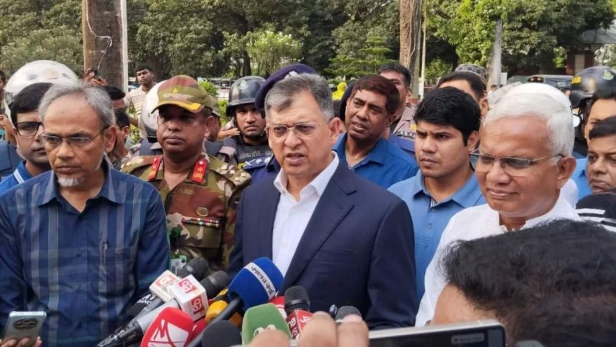সাংবাদিকদের সঙ্গে কথা বলছেন স্বরাষ্ট্রমন্ত্রী সালাহউদ্দিন আহমেদ