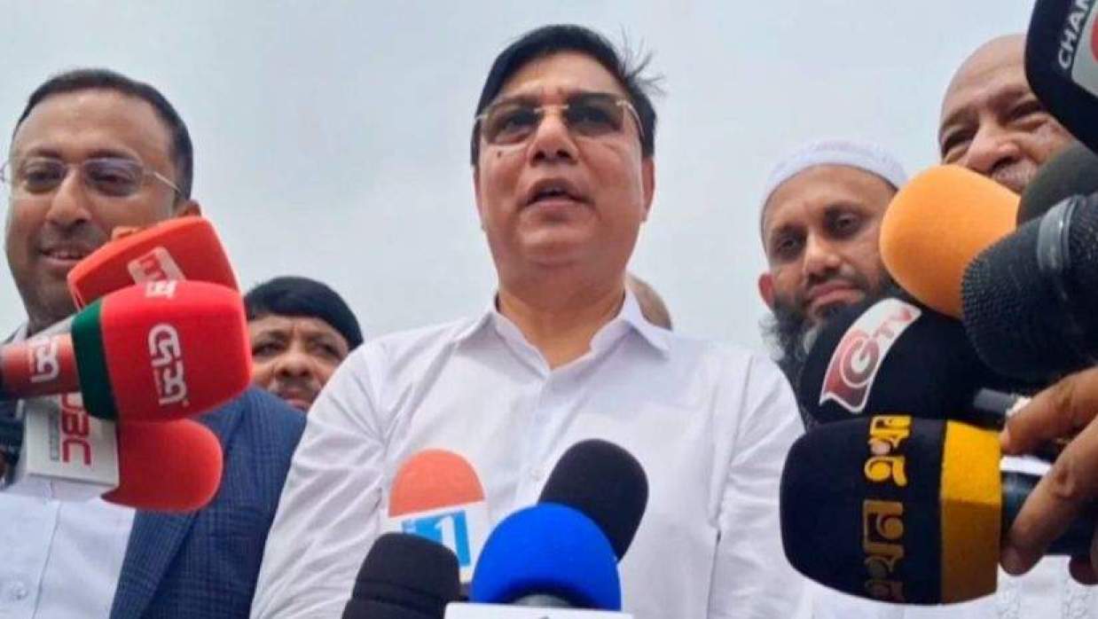 সাভারের জাতীয় স্মৃতিসৌধে বীর শহীদদের শ্রদ্ধা নিবেদন শেষে সাংবাদিকদের সঙ্গে কথা বলছেন এম রশিদুজ্জামান মিল্লাত