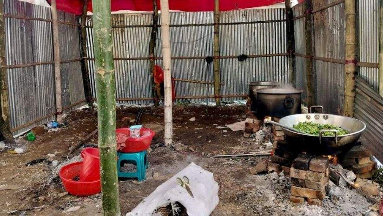 গ্যাস সংকটে চুয়েটে লাকড়ির চুলায় রান্না, ভোগান্তিতে শিক্ষার্থীরা