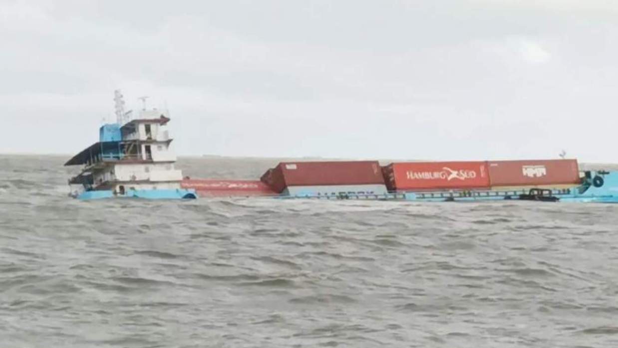 পণ্যবাহী জাহাজ ডুবে গেছে