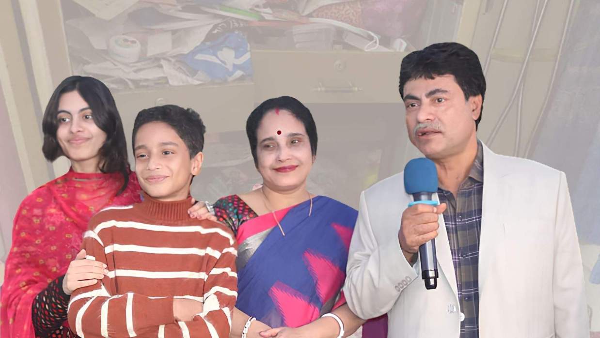 নিহত গণপতি চক্রবর্তী জুয়েল, স্ত্রী প্রীতিলতা চক্রবর্তী বালা, মেয়ে আগামী চক্রবর্তী ও ছেলে আয়ুশ চক্রবর্তী