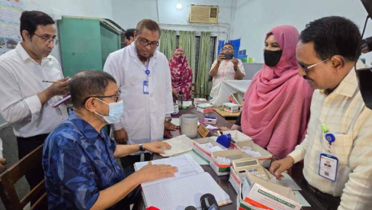 নওগাঁ ২৫০ শয্যা জেনারেল হাসপাতাল পরিদর্শন করেন স্বাস্থ্যমন্ত্রী সরদার মো. সাখাওয়াত হোসেন