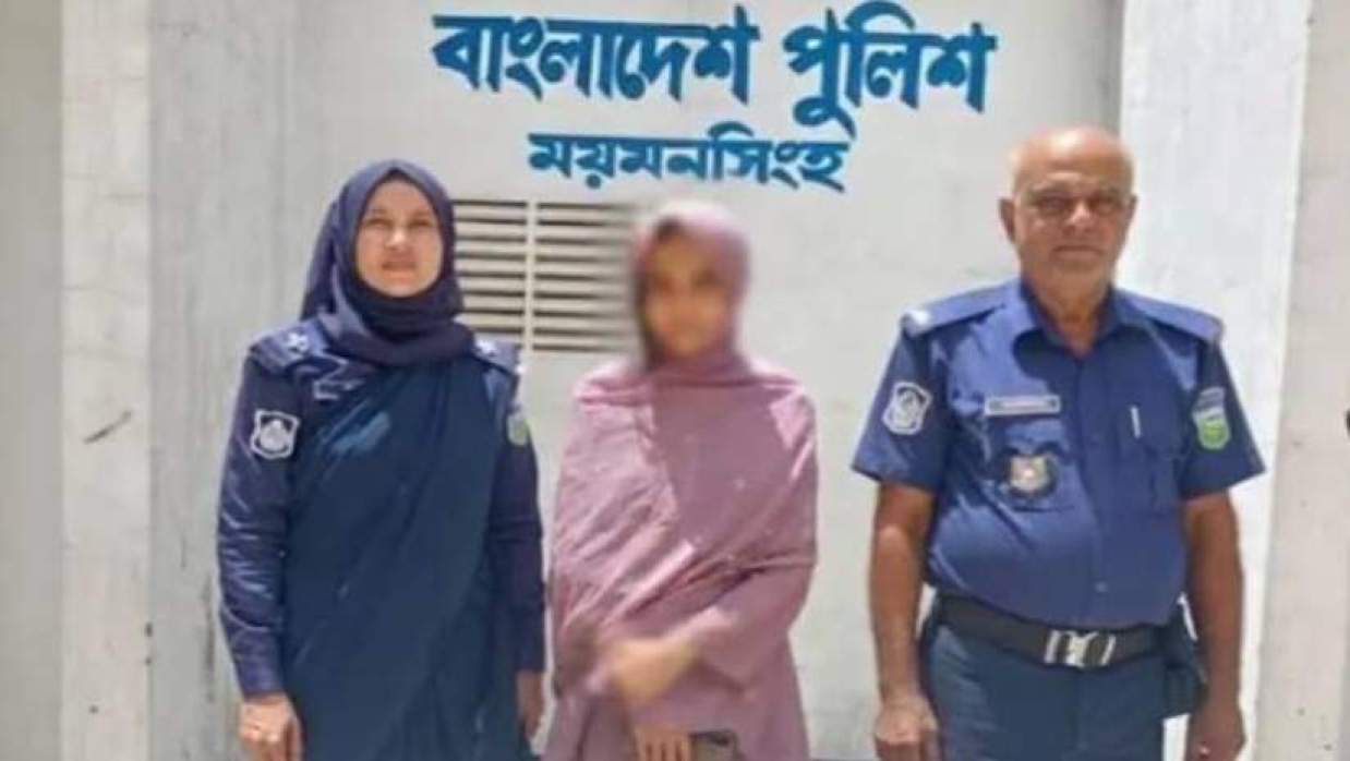 গ্রেপ্তার আফরিন রশিদ সেজুতি (মাঝে)