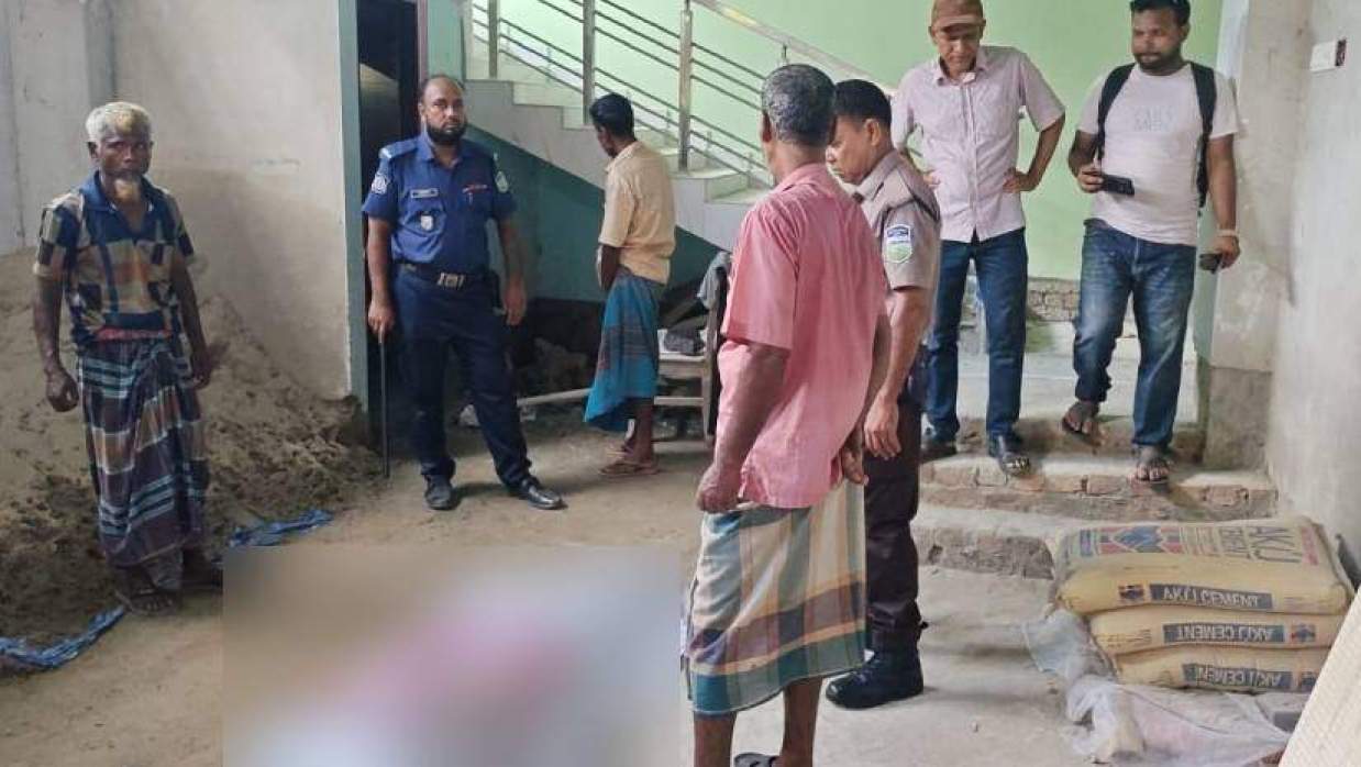 মরদেহ ঘিরে পুলিশ ও স্বজনরা
