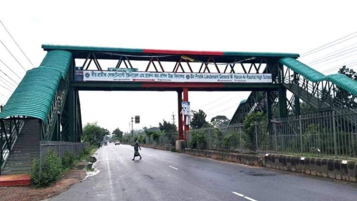 ঢাকা-ময়মনসিংহ মহাসড়কের ত্রিশাল উপজেলায় নির্মাণ করা একটি ফুটওভার ব্রিজ