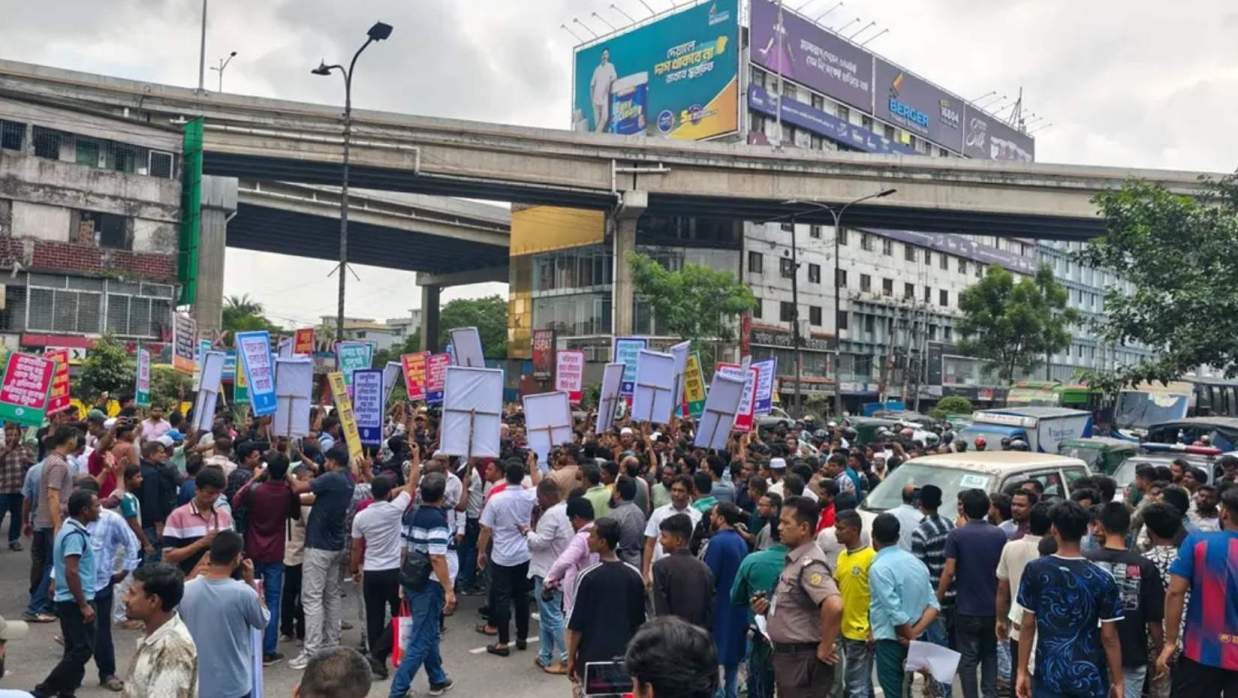 বৈধতার দাবিতে সড়ক পরিবহন কর্তৃপক্ষ ভবন অবরোধ 