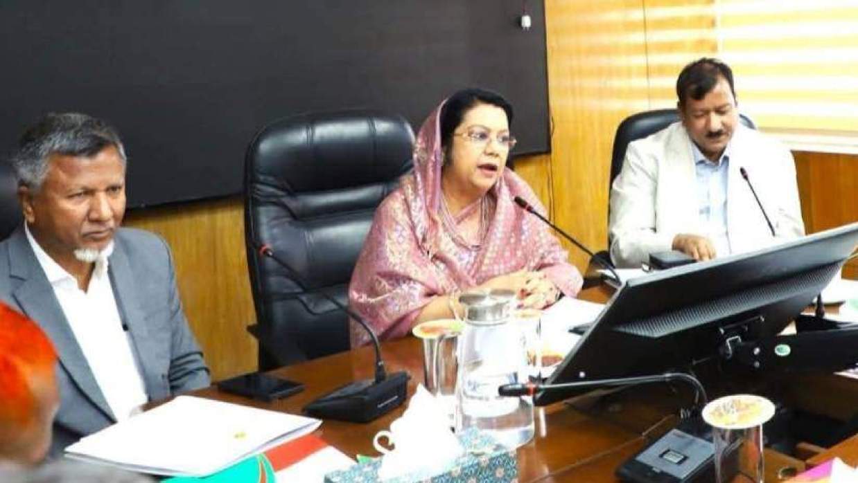 খাদ্য মন্ত্রণালয়ে কথা বলছেন খাদ্যমন্ত্রী আফরোজা খানম