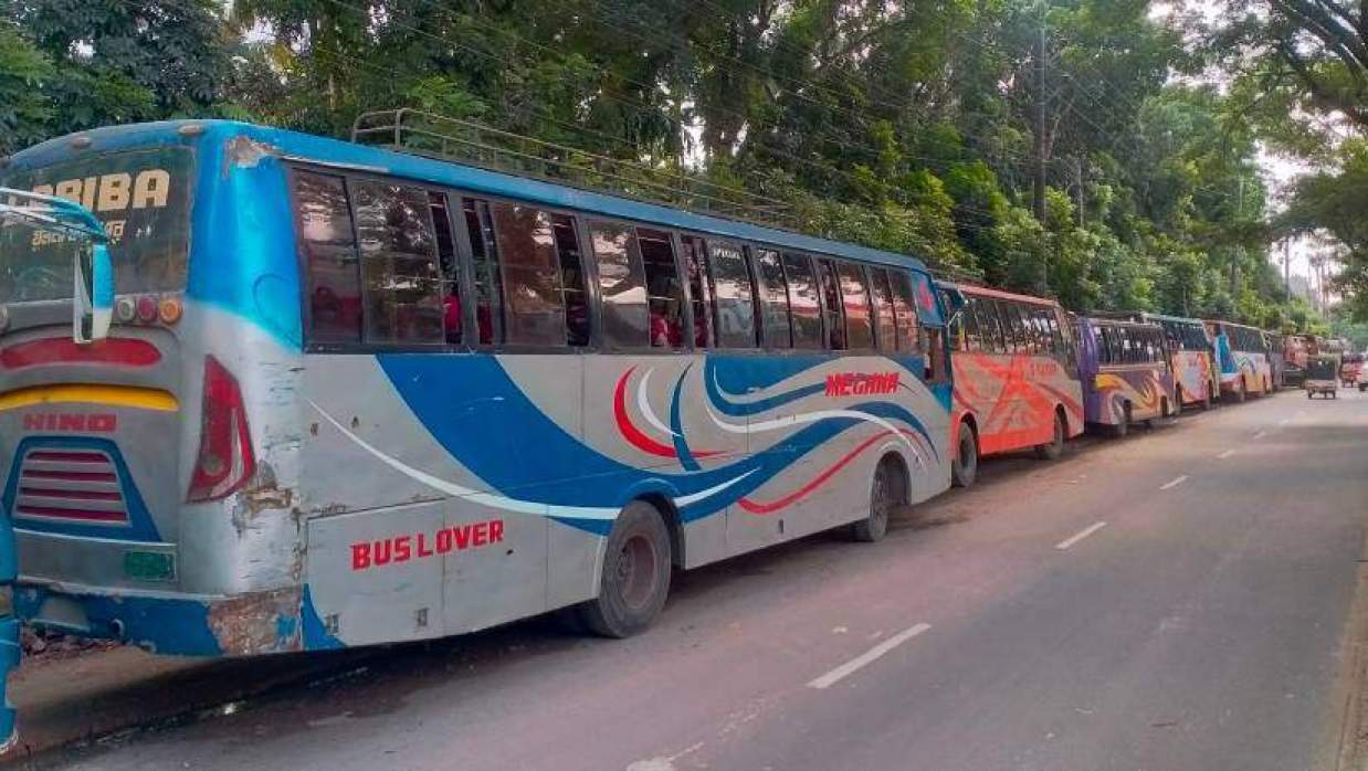 যশোর শিক্ষা বোর্ড এলাকায় সড়কে এভাবেই সারিবদ্ধভাবে বাস দাঁড় করিয়ে রাখা হয়েছে