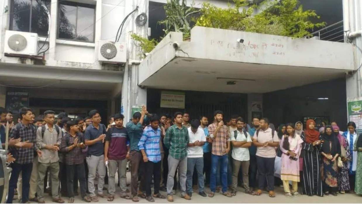 ফার্মেসি বিভাগের শিক্ষার্থী স্বাগত মন্ডল অর্ঘ্যের ওপর হামলার প্রতিবাদ ও ঘটনার সুষ্ঠু বিচার দাবিতে মানববন্ধন
