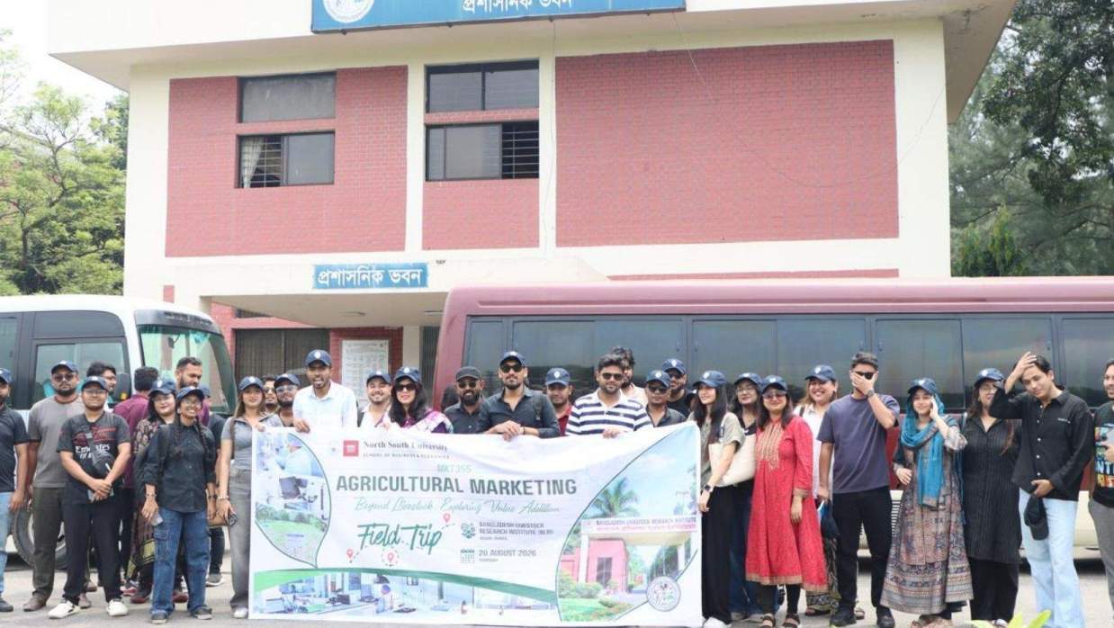 এগ্রিকালচার মার্কেটিং কোর্সের অংশ হিসেবে বাংলাদেশ প্রাণিসম্পদ গবেষণা ইনস্টিটিউটে (বিএলআরআই) শিক্ষাসফরে নর্থসাউথের শিক্ষার্থীরা